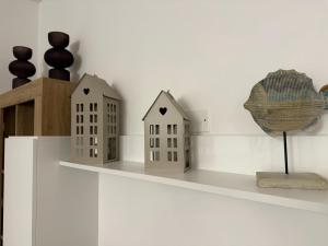 a shelf with two small houses on it at Casa da Luigina 2 in Chioggia