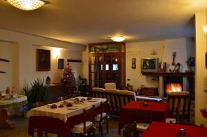 a living room with a christmas tree and a table at B&B Dulcamara in Pescasseroli
