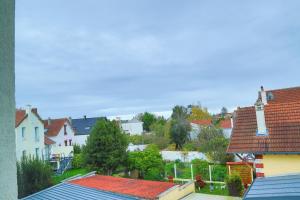 Una vista de un pueblo con casas y árboles. en Le KA NOE B, en Vaires-sur-Marne