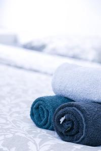 una pila de toallas sentadas en un mostrador en Le KA NOE B, en Vaires-sur-Marne 3 fotos más