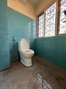 Rooftop apartment front Boudha View في كاتماندو: حمام مع مرحاض في غرفة بجدران زرقاء