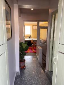 Rooftop apartment front Boudha View في كاتماندو: ممر مع باب يؤدي إلى غرفة