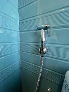 Rooftop apartment front Boudha View في كاتماندو: دش في زاوية الغرفة