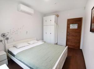 Ένα ή περισσότερα κρεβάτια σε δωμάτιο στο Two-storey house with pool in trika +35 φωτογραφίες