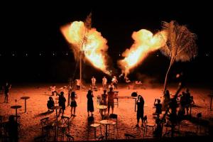 峇都丁宜Azure Haven - Seaview Resort Home, By the Sea Batu Ferringhi的一群人站在海滩上,火烧着 更多55张照片