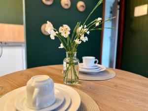 eine Vase voller Blumen auf einem Tisch in der Unterkunft Vila Chalés in Mucuri