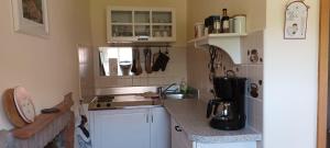 Monastero BormidaCasa Greta - Ca di Buie的一间小厨房,配有白色的橱柜和台面