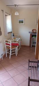 Monastero BormidaCasa Greta - Ca di Buie的带桌子和椅子的厨房 更多14张照片