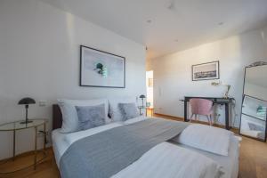 Postel nebo postele na pokoji v ubytování Luxury City Penthouse Villach