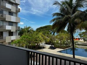 峇都丁宜Azure Haven - Seaview Resort Home, By the Sea Batu Ferringhi的从带游泳池的酒店阳台欣赏风景