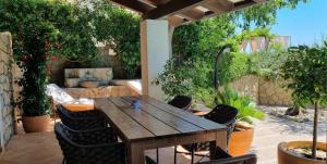 ein Holztisch und Stühle auf einer Terrasse in der Unterkunft Villa Rapkinja in Mundanije