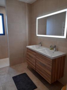 Koupelna v ubytování Villa avec SPA 5 places + 14 fotografií