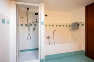 CetoAlla Fontana di San Giorgio, Ceto Ospitar的带浴缸和淋浴的浴室 更多21张照片