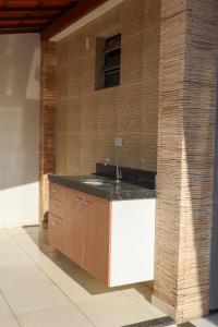 a kitchen with a sink in a room at CS1 - Ampla Casa com ArCond e Lazer Completo in Juazeiro do Norte +47 photos