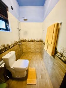 蒂瑟默哈拉默Dairy Farm Cottage Weerawila的浴室配有卫生间和毛巾。