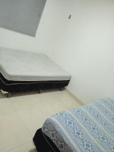 カウカイアにあるCondomínio tropicalienteのマットレス +3枚の写真