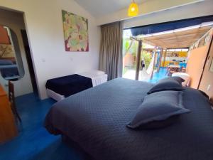 瓜拉雷马Charmosa casa na Estação Ferroviária de Luís Carlos的一间卧室，床上有枕头 更多19张照片