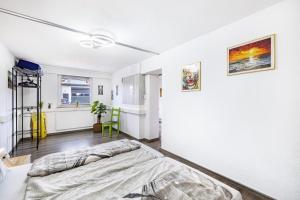 a bedroom with a bed in a room at Leas Ferienwohnung in Aichen