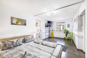 a living room with a bed and a couch at Leas Ferienwohnung in Aichen