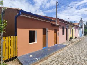 瓜拉雷马Charmosa casa na Estação Ferroviária de Luís Carlos的街道上一栋有黄色门的建筑