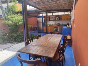 瓜拉雷马Charmosa casa na Estação Ferroviária de Luís Carlos的厨房里的木桌和椅子