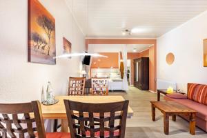un salon avec une table et un canapé dans l'établissement Strandhof Möhnesee, à Wamel