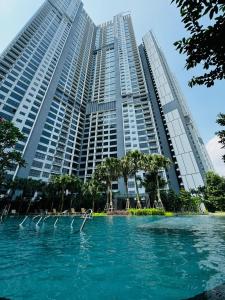 een zwembad voor twee hoge gebouwen bij Agile Bukit Bintang Suites TRX in Kuala Lumpur