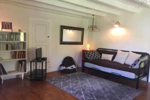 una camera da letto con un letto e una libreria di Charmante maison familiale a Saint-Pierre-de-Chartreuse