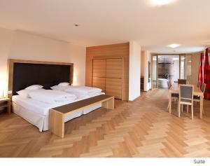 Postel nebo postele na pokoji v ubytování Gutshotel Odelzhausen