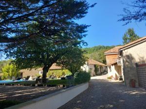 MontagrierにあるLes Gîtes de La Treilleの木の家に通じる道