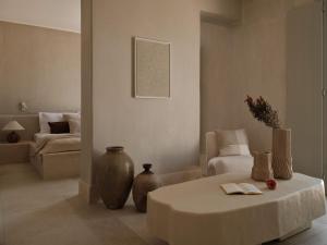 Ένα ή περισσότερα κρεβάτια σε δωμάτιο στο Akria Seaside Suites