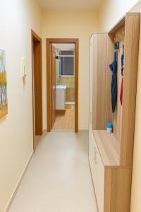 un couloir d'une salle de bain avec un couloir dans l'établissement ALBis apartments 1, à Tirana