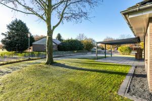 BramstedtlundHaus Luise的一座建筑物旁的草木