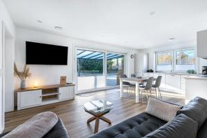 BramstedtlundHaus Luise的客厅里有一张沙发和一张桌子。