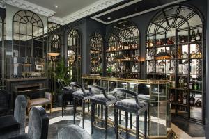 伦敦The Franklin London - Starhotels Collezione的酒吧,酒吧有一大堆酒吧凳