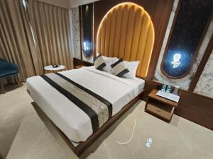 een slaapkamer met een bed met een surfplank aan de muur bij Hotel Saffron Grand Thane in Thane