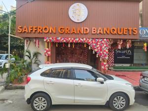 een witte auto geparkeerd voor een winkel bij Hotel Saffron Grand Thane in Thane +13 foto's