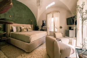 a bedroom with a bed and a green wall at Da Leah in Ragusa +20 photos