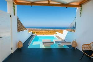 Bazén v ubytování Salida Del Sol Santorini nebo v jeho okolí