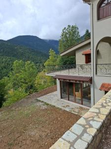 Cảnh núi rừng hoặc tầm nhìn ra núi từ biệt thự