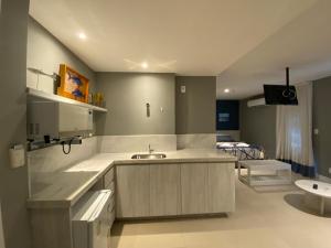 uma cozinha com pia e bancada em Flat Premium perto da Praia do Forte e da Passagem em Cabo Frio mais 16 fotografias