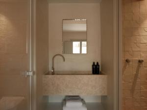 Ένα μπάνιο στο Akria Seaside Suites +28 φωτογραφίες