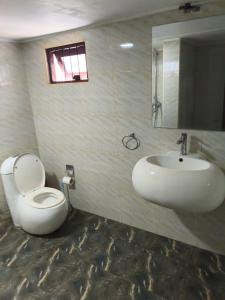 ein Badezimmer mit Toilette und Waschbecken in der Unterkunft Villa Rest Haven in Galle + 14 Fotos