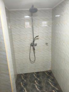 eine Dusche mit Duschkopf in einem Badezimmer in der Unterkunft Villa Rest Haven in Galle