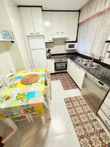 Køkken eller tekøkken på Casa CAMPELO- APTO Playa de Rodeira CANGAS - Garaje y WiFi gratis