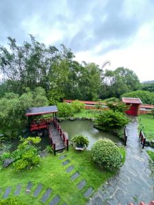 A garden outside 懷古驛棧民宿