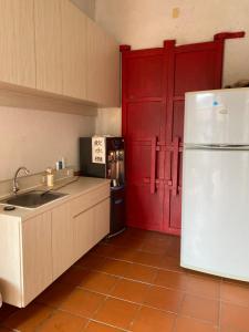 A kitchen or kitchenette at 懷古驛棧民宿