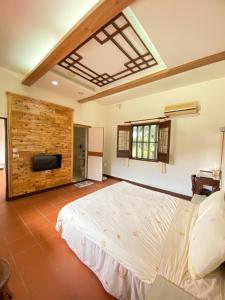 A bed or beds in a room at 懷古驛棧民宿