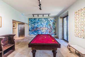 een pooltafel in een kamer met een schilderij bij Santa Tecla - Diamante in Caminha