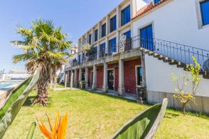 een gebouw met een balkon en een palmboom bij Santa Tecla - Diamante in Caminha